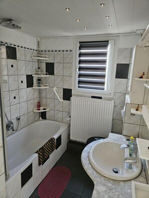 Sèche-cheveux, serviettes fournies, savon, papier toilette