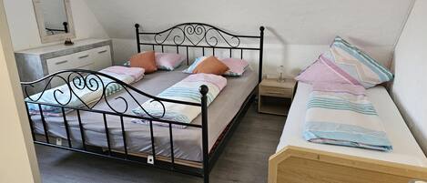 2 dormitoris, planxa i posts de planxar, wifi i roba de llit