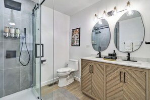 Douche, séchoir à cheveux, serviettes fournies, savon