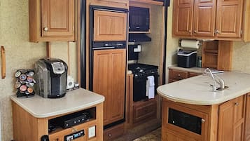 Kühlschrank, Mikrowelle, Ofen, Herdplatte