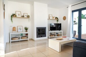 TV connectée, cheminée, table de tennis de table, livres