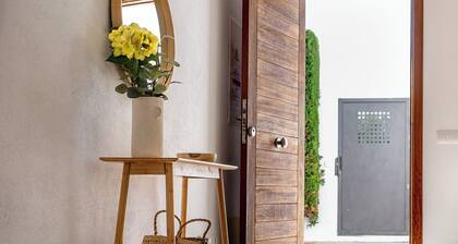 Elegant and modern detached villa with swimming pool