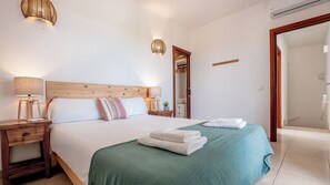 3 bedrooms, in-room safe, iron/ironing board, travel crib - Elegant and modern detached villa with swimming pool (Santanyí)