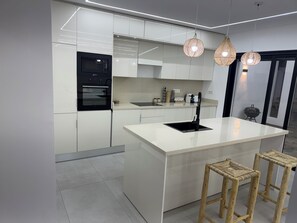 Micro-ondes, four, plaque de cuisson