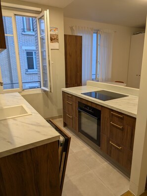 Microwave, oven, stovetop, dishwasher - 2-room apartment, 2 steps from Asnières station - 7 mn from Paris St Lazare (Asnières-sur-Seine)