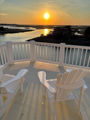 Bayfront Beauty - Delightful 6-bedroom house with AC in Avalon