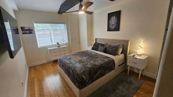 4 bedrooms, iron/ironing board, WiFi, bed sheets