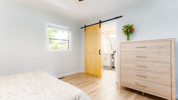 3 bedrooms, desk, WiFi, bed sheets