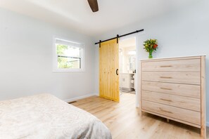 3 bedrooms, desk, WiFi, bed sheets