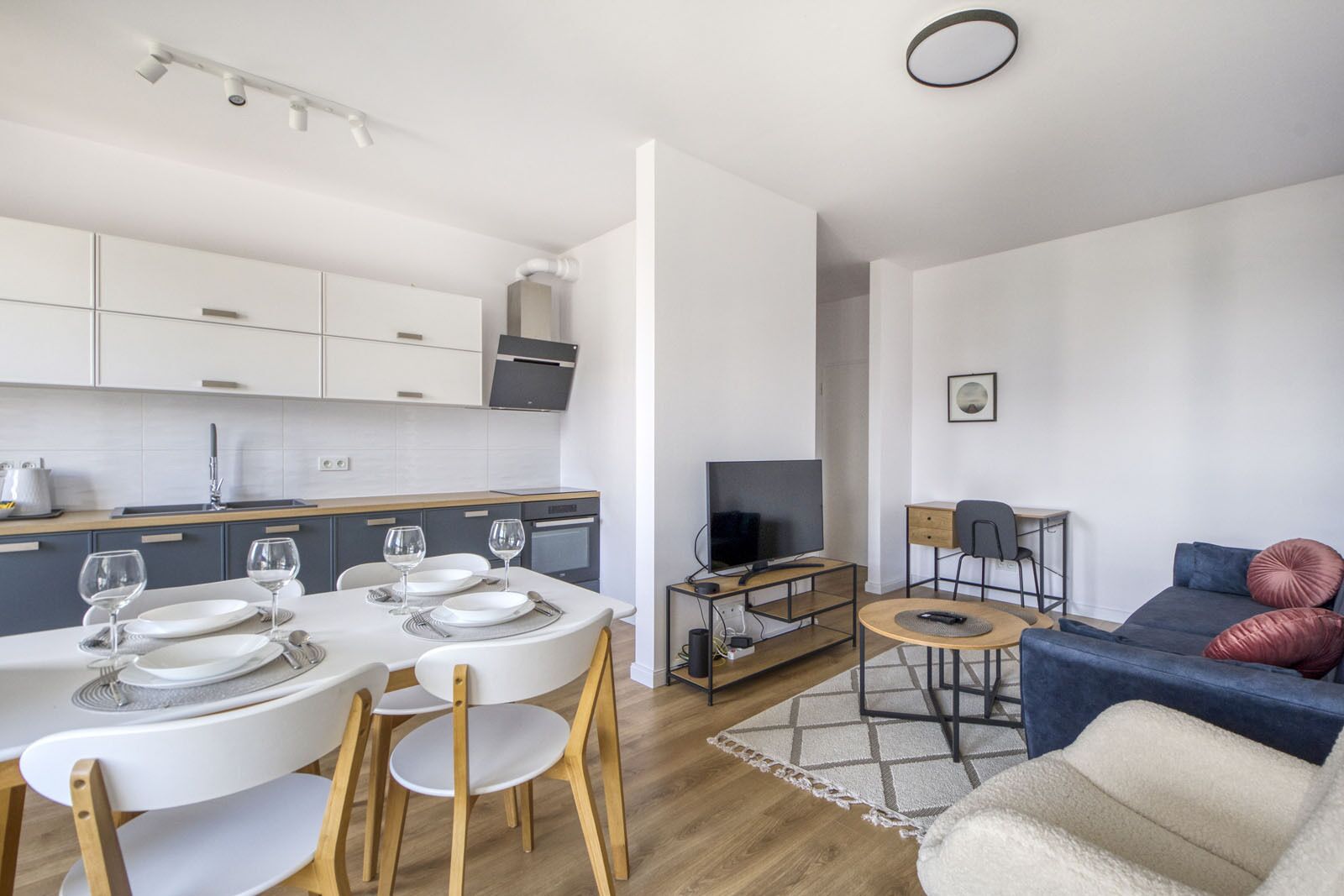 Un apartamento moderno con cocina, comedor y sala de estar.