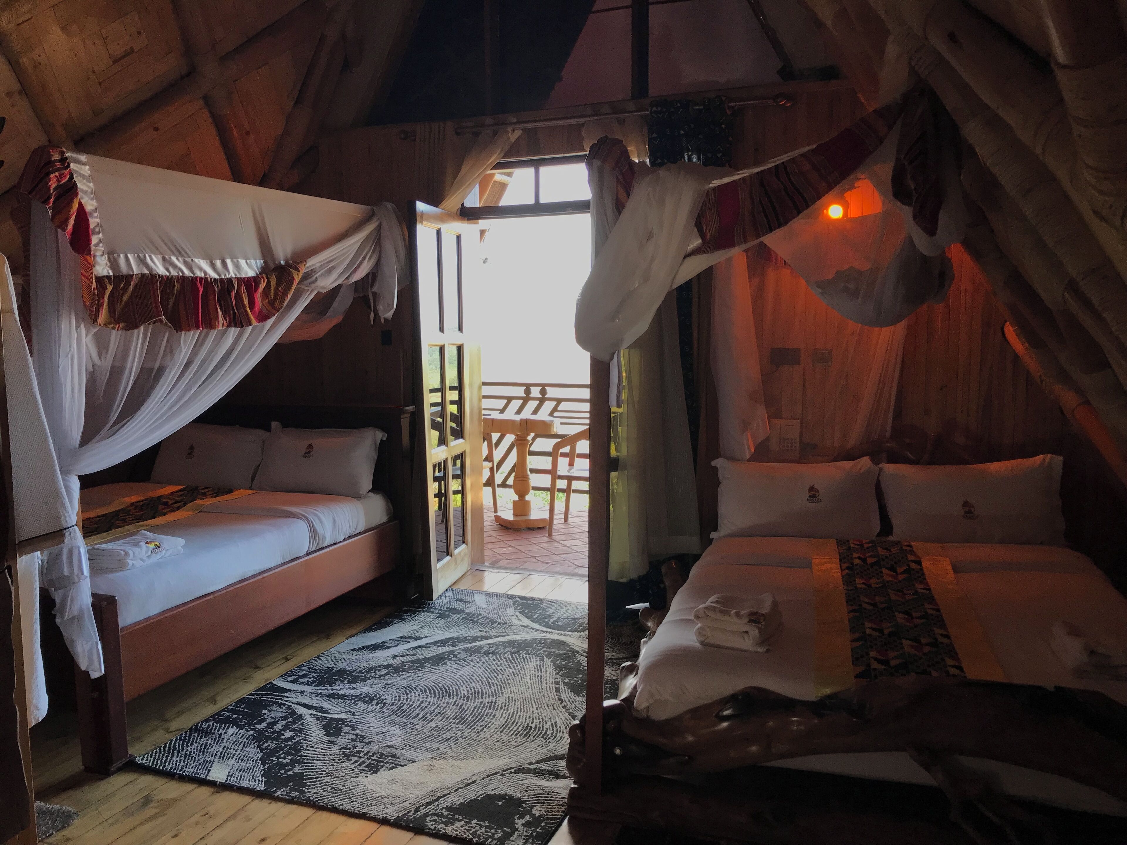 Twin kamer, balkon, uitzicht op zwembad | Een strijkplank/strijkijzer, gratis wifi