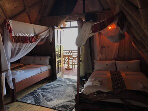 双床房, 阳台, 泳池景观 | 熨斗/熨衣板、免费 WiFi