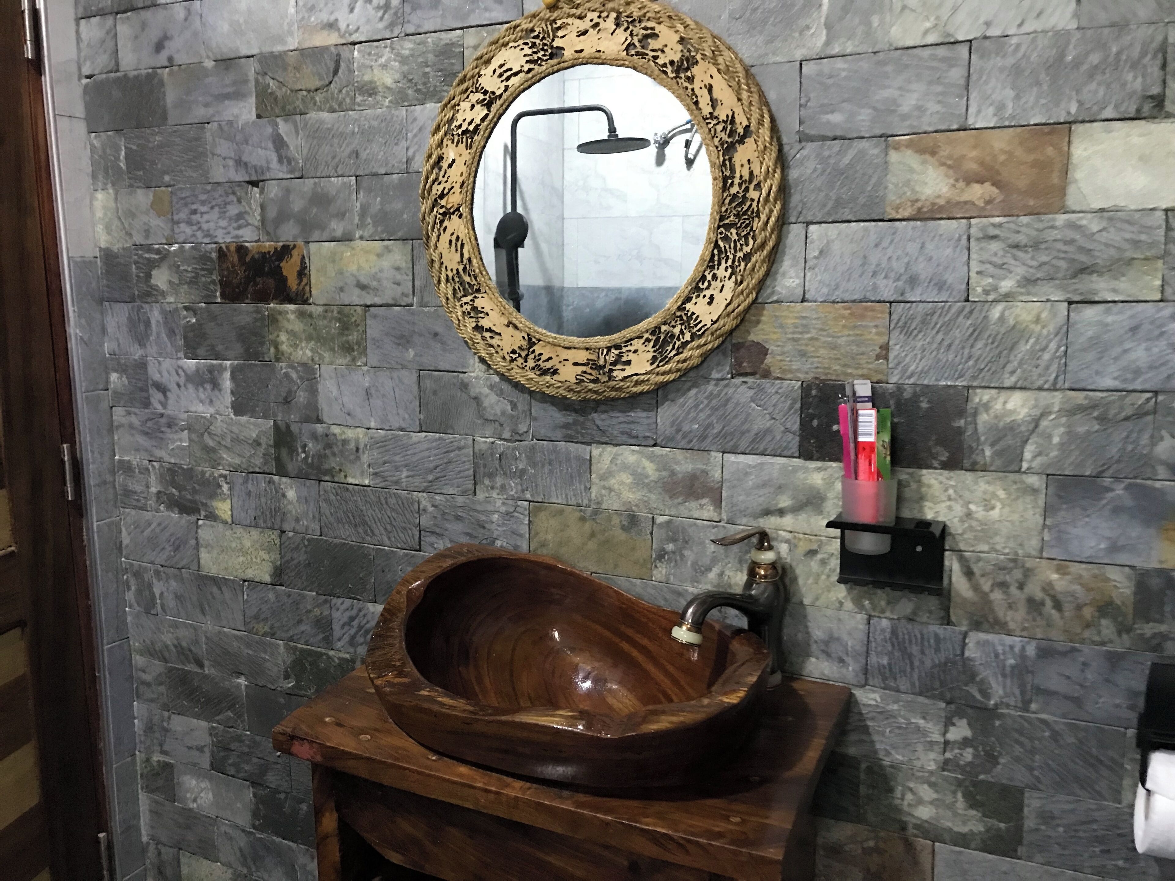 Chambre avec lits jumeaux, balcon, vue piscine | Salle de bain