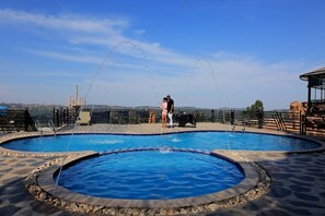 2 outdoor pools