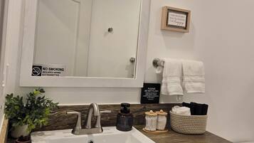 Douche, sĂšche-cheveux, serviettes fournies, savon