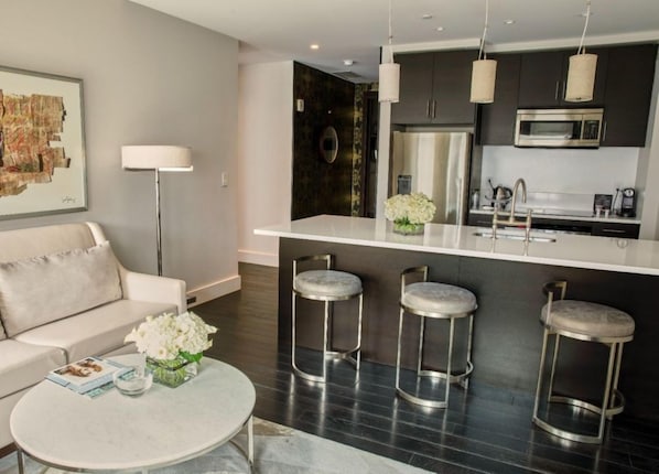 Televisión y chimenea