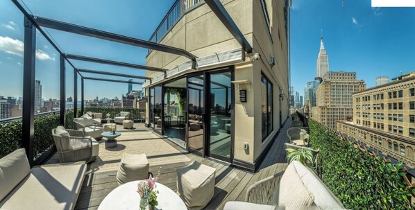 Outdoor dining - Stylish Studio | Marmara Park Avenue | Pool (New York)