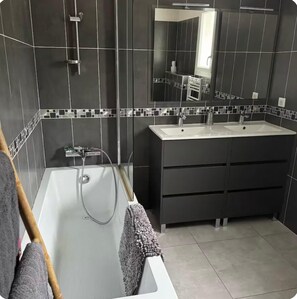 Haartrockner, Handtücher, Toilettenpapier