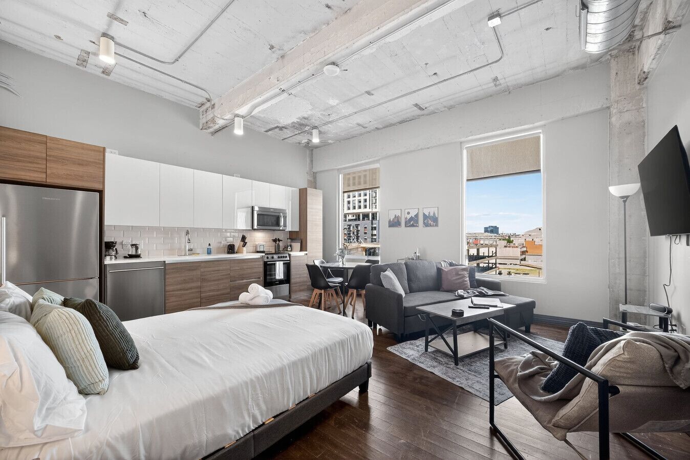 3 habitaciones, escritorio y tabla de planchar con plancha 