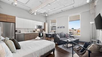 3 habitaciones, escritorio y tabla de planchar con plancha