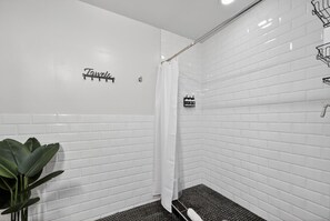 Hair dryer, towels - Prime Downtown Dallas | Pool + Theater + Game Room (Dallas)