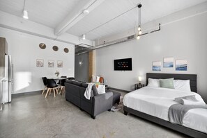 2 habitaciones, escritorio y tabla de planchar con plancha 