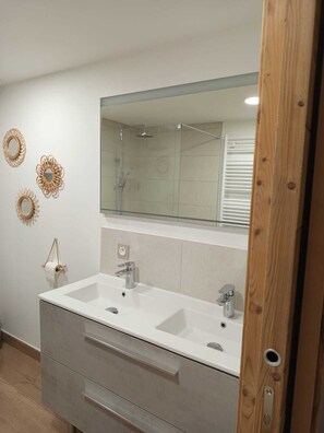 Douche, sĂšche-cheveux, serviettes fournies, papier toilette