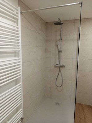 تجهيزات دش، مجففات شعر، مناشف، ورق حمّام