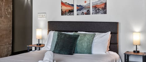 2 sovrum, skrivbord, strykjärn/strykbräda och resesäng