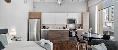 2 habitaciones, escritorio y tabla de planchar con plancha