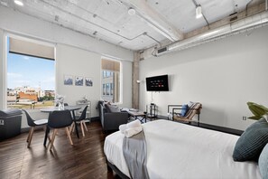 2 Schlafzimmer, Schreibtisch, Bügeleisen/Bügelbrett, Reisekinderbett
