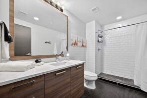 Hair dryer, towels - Modern Downtown 2BR | Pool, Laundry, Valet Parking (Dallas)