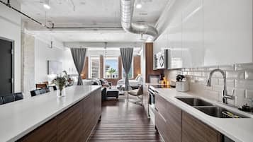 Refrigerador, microondas, horno y parrilla de estufa