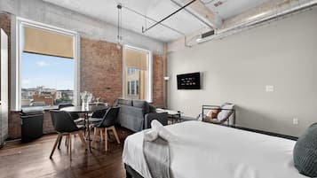 2 habitaciones, escritorio y tabla de planchar con plancha