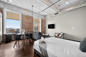 2 bedrooms, desk, iron/ironing board, travel cot - Stunning Downtown Apartment | Pool, Laundry, Parking (Dallas)