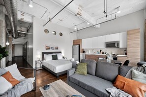 TV, books, stereo - Stunning Downtown Apartment | Pool, Laundry, Parking (Dallas)