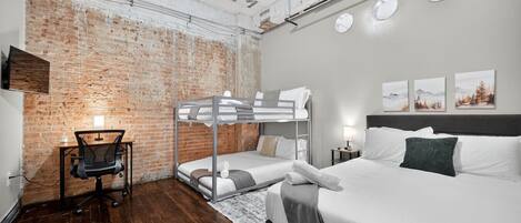 2 habitaciones, escritorio y tabla de planchar con plancha