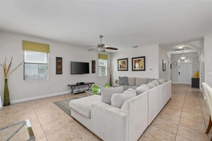 Una televisión, una oficina