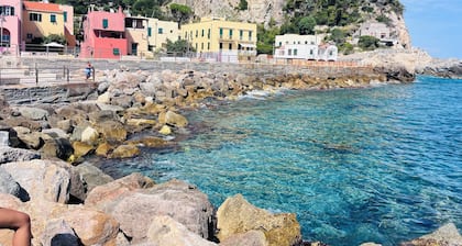 Saracen Bay, renovated apartment with garden and parking space