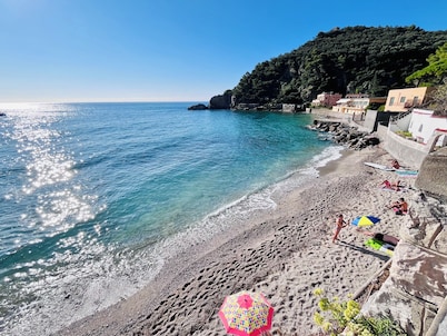 Bay of Saracens, renovated apartment 6 people with garden parking space