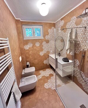 Een douche, een haardroger, een bidet, handdoeken