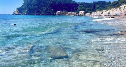 Bay of Saracens, renovated apartment 6 people with garden parking space