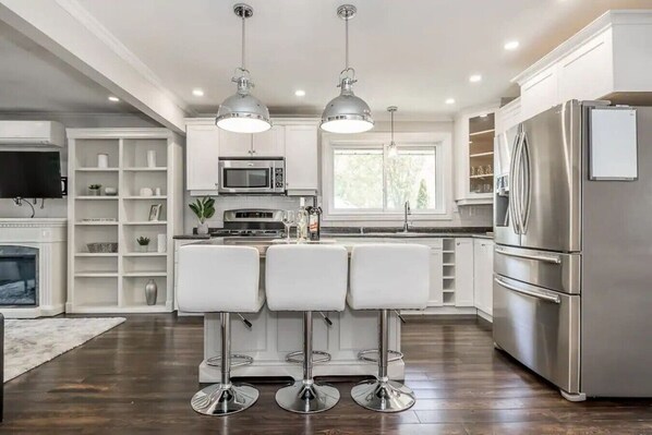 Kühlschrank, Mikrowelle, Ofen, Herdplatte