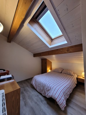 2 chambres, fer et planche à repasser, draps fournis