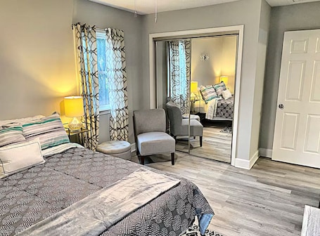 2 bedrooms, WiFi, bed sheets. Charming Coastal Cottage Near Beach & Downtown