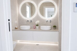 Douche, sèche-cheveux, serviettes fournies, papier toilette