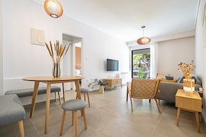 Living area - Seaview Balcony in Varkiza by ΜΡS (Vari)
