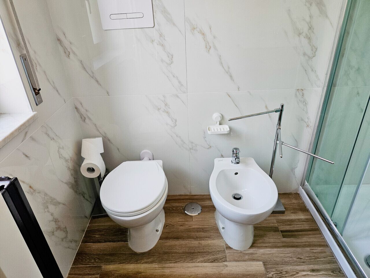 Een haardroger, handdoeken