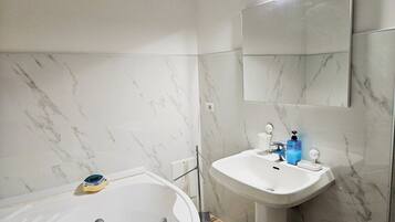 SĂšche-cheveux, serviettes fournies