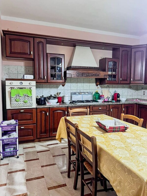 Fridge, oven, stovetop, coffee/tea maker